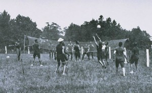 På 40-tallet var volleyball vanlig i militære sammenhenger og ordinær shorts og ankelsokker ble benyttet.